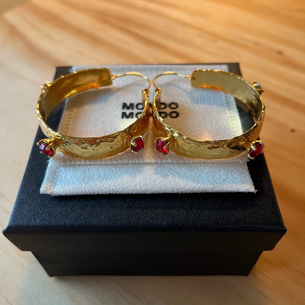 Mondo Mondo Ruby Glass Espirit 18k Gold-plated Hoop Earrings - Picture 6 of 8